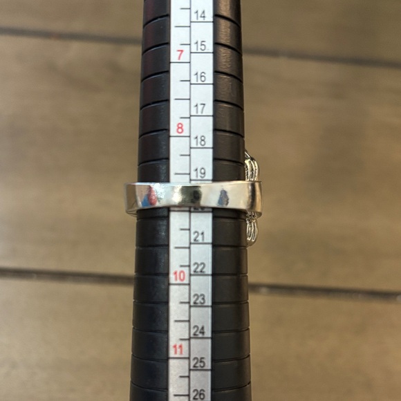 Elegant Silver and Green Statement Ring - Size 8.75 - Picture 3 of 3